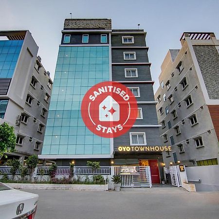 Oyo Townhouse 034 -Halcyon Hitech City Road ไฮเดอราบัด ภายนอก รูปภาพ