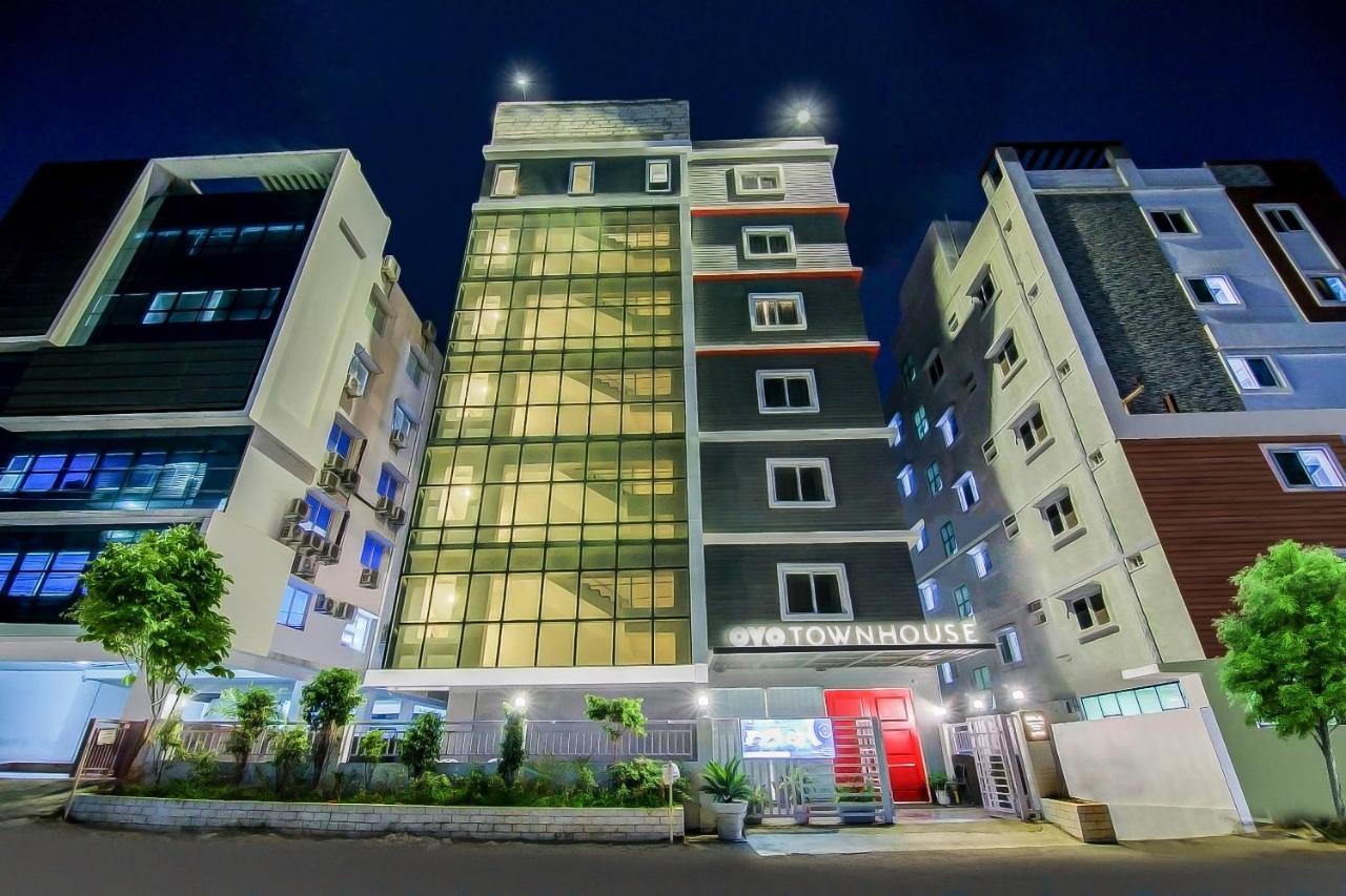 Oyo Townhouse 034 -Halcyon Hitech City Road ไฮเดอราบัด ภายนอก รูปภาพ