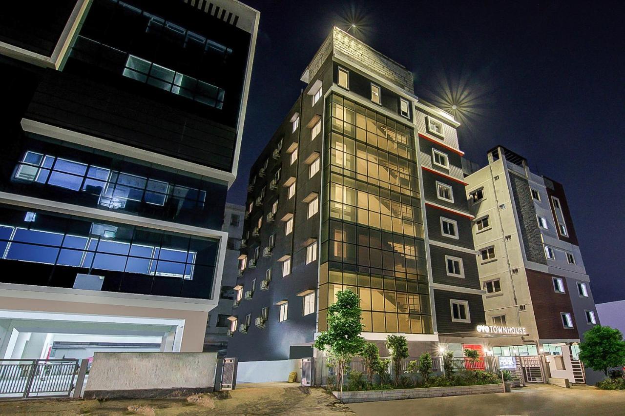 Oyo Townhouse 034 -Halcyon Hitech City Road ไฮเดอราบัด ภายนอก รูปภาพ