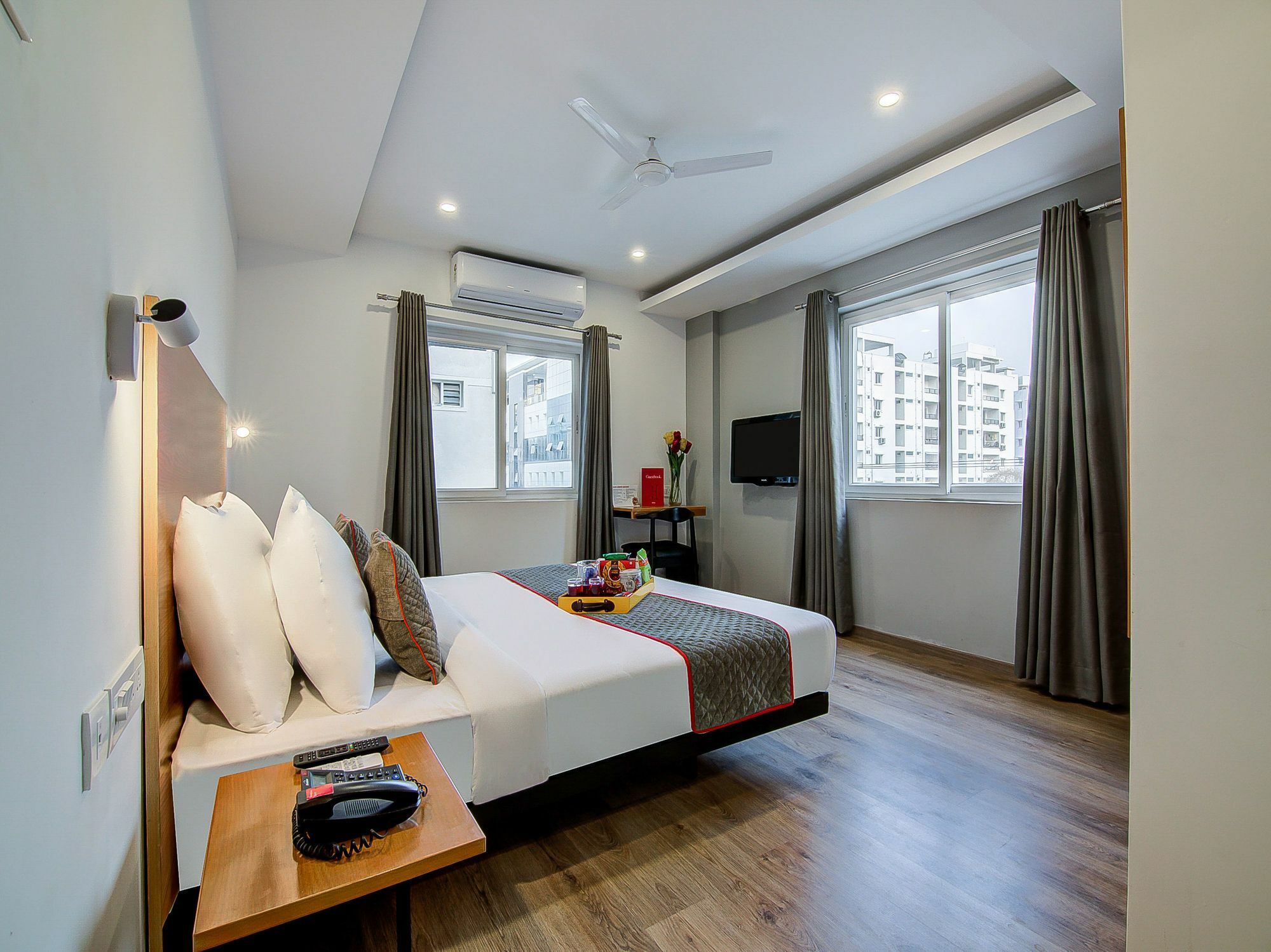 Oyo Townhouse 034 -Halcyon Hitech City Road ไฮเดอราบัด ภายนอก รูปภาพ