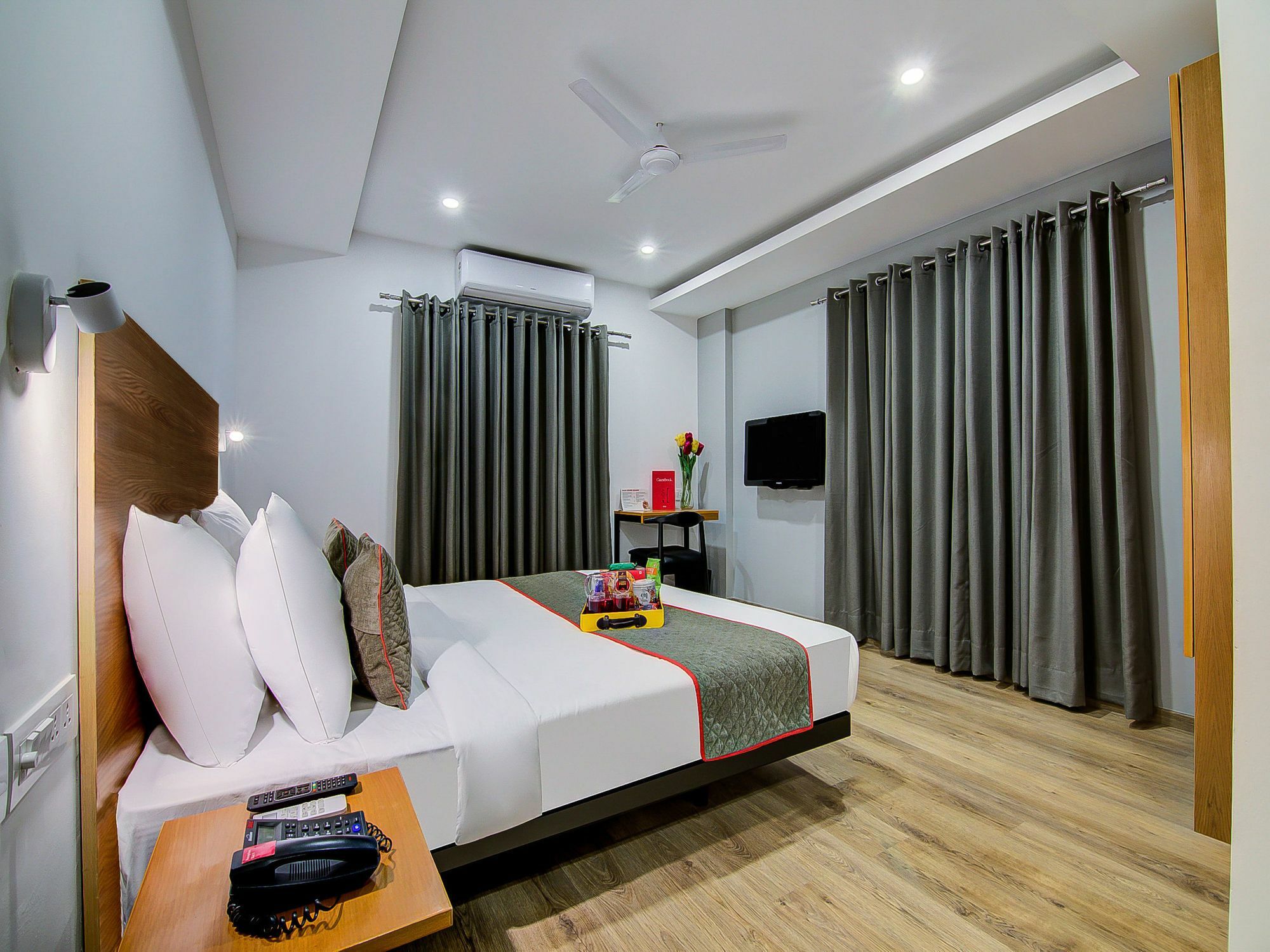 Oyo Townhouse 034 -Halcyon Hitech City Road ไฮเดอราบัด ภายนอก รูปภาพ