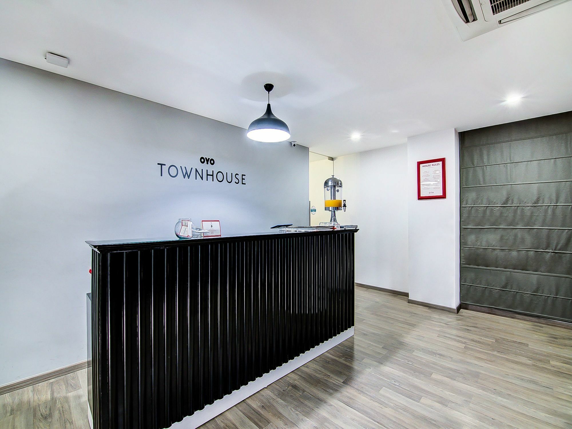 Oyo Townhouse 034 -Halcyon Hitech City Road ไฮเดอราบัด ภายนอก รูปภาพ
