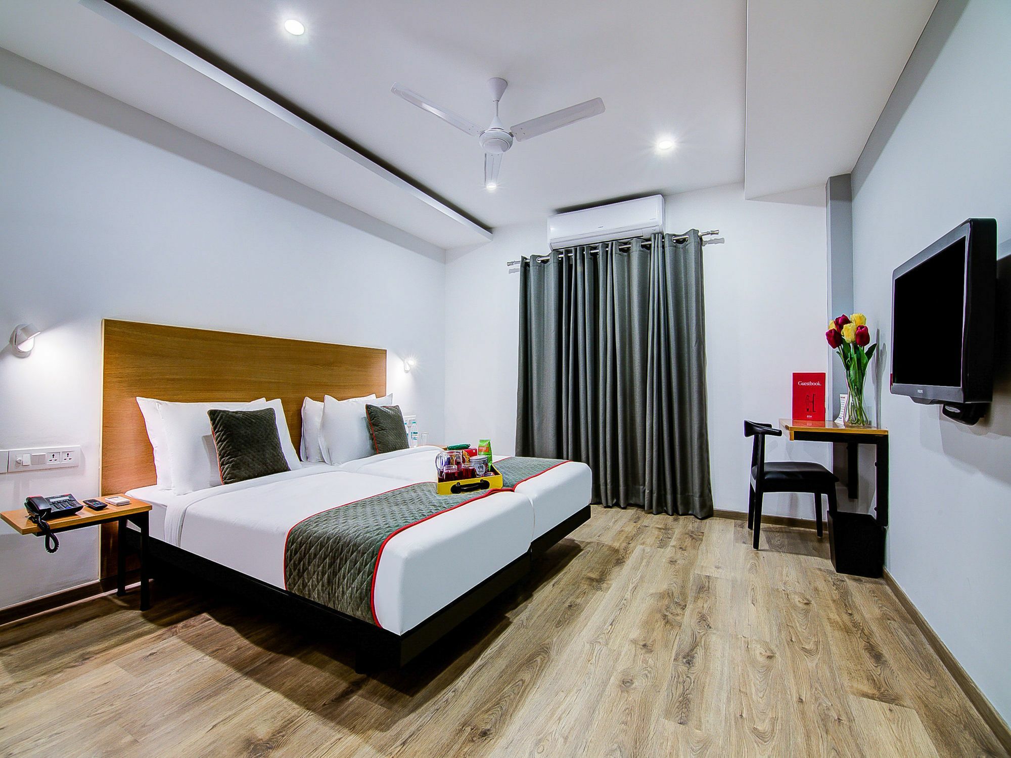 Oyo Townhouse 034 -Halcyon Hitech City Road ไฮเดอราบัด ภายนอก รูปภาพ