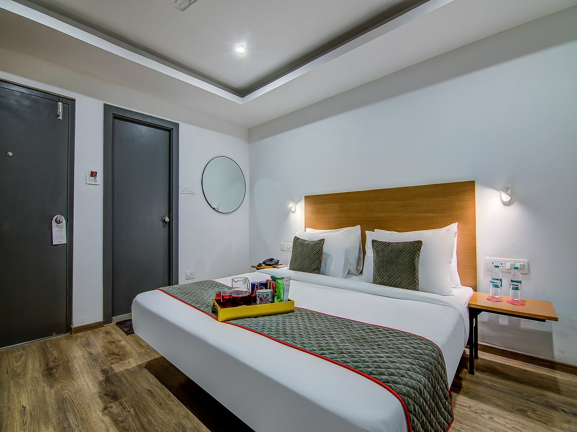 Oyo Townhouse 034 -Halcyon Hitech City Road ไฮเดอราบัด ภายนอก รูปภาพ