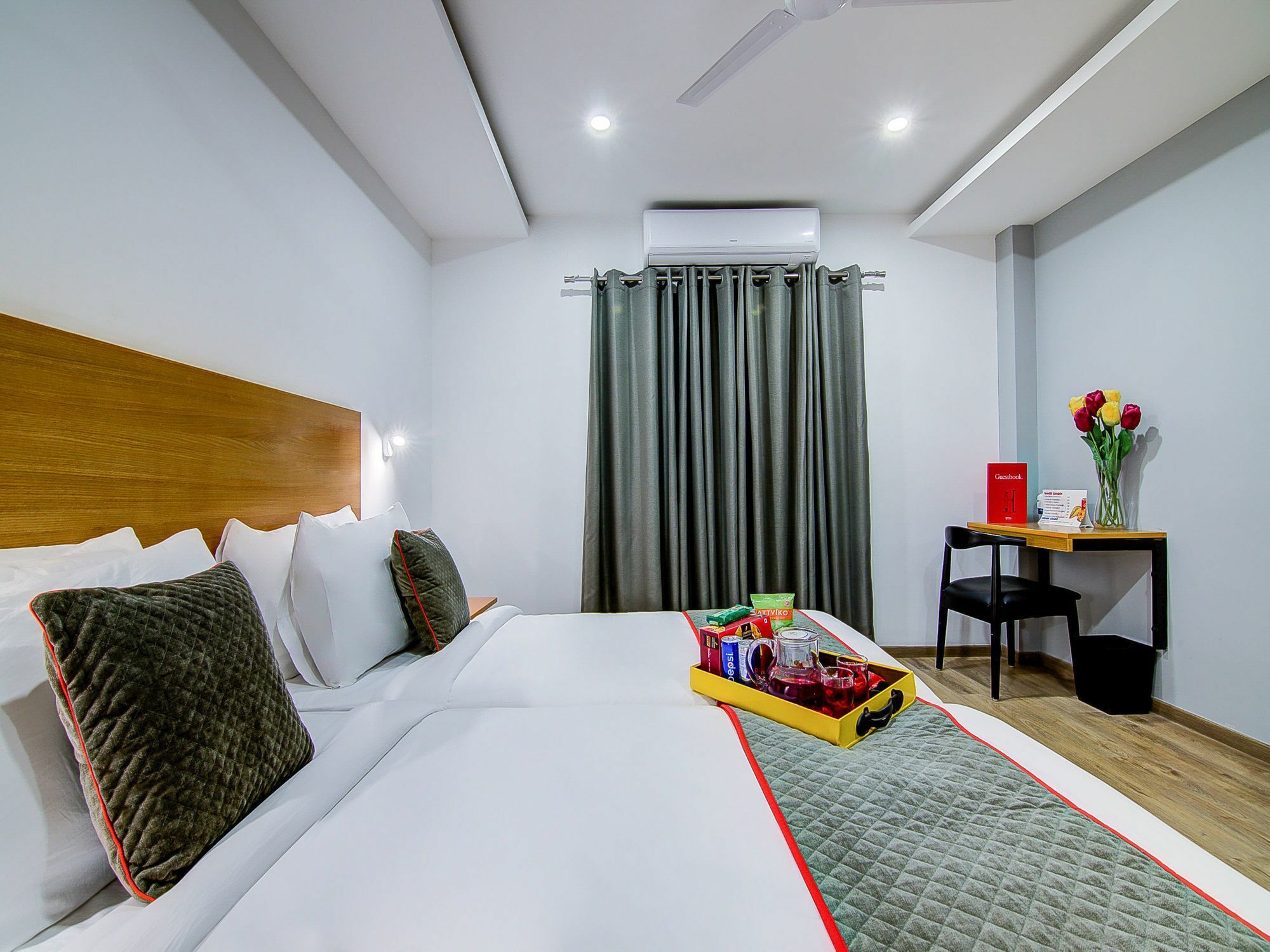 Oyo Townhouse 034 -Halcyon Hitech City Road ไฮเดอราบัด ภายนอก รูปภาพ