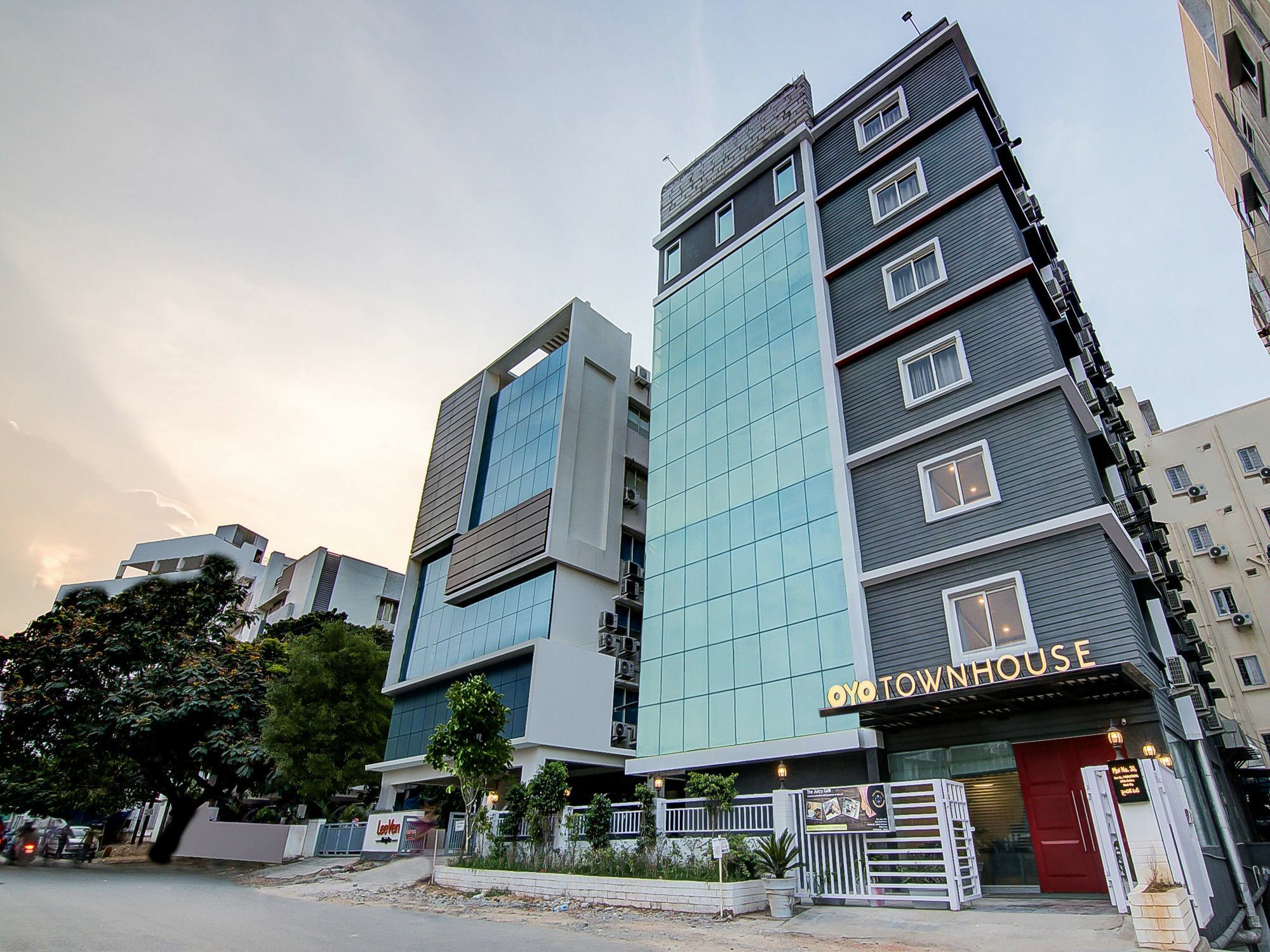 Oyo Townhouse 034 -Halcyon Hitech City Road ไฮเดอราบัด ภายนอก รูปภาพ
