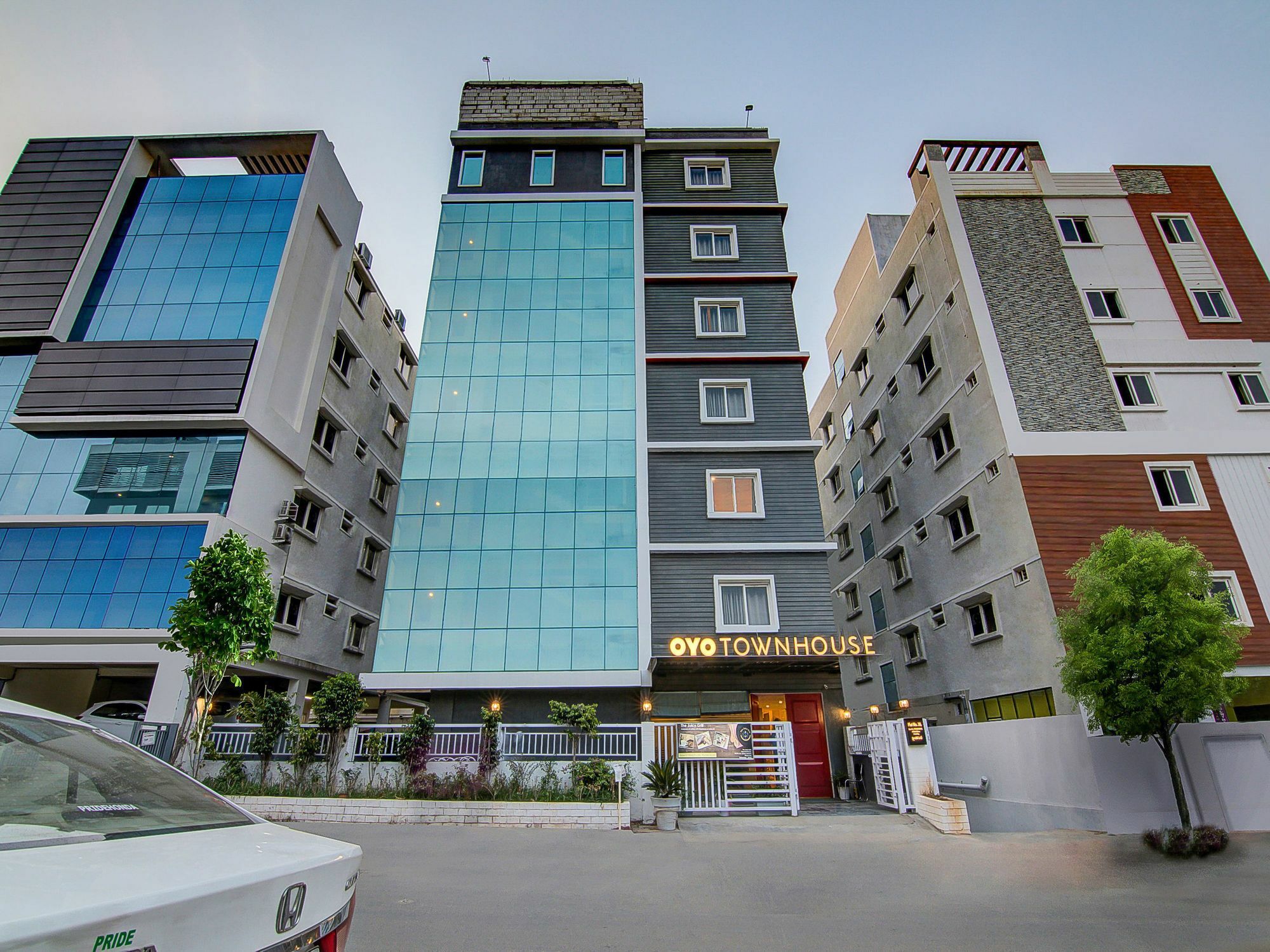Oyo Townhouse 034 -Halcyon Hitech City Road ไฮเดอราบัด ภายนอก รูปภาพ